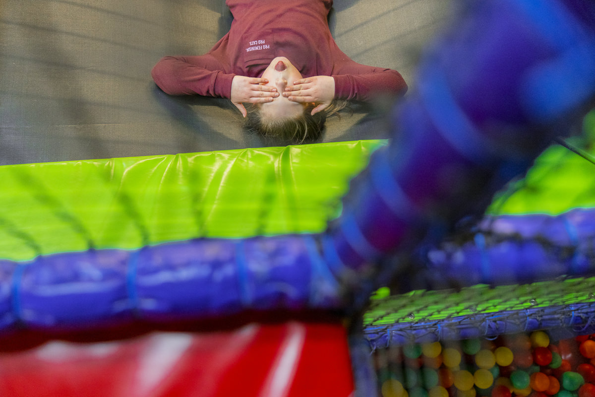 Familienhotel Fotografie Indoor Spielhalle: Ein Junge auf dem Trampolin | Foto: Hanna Witte