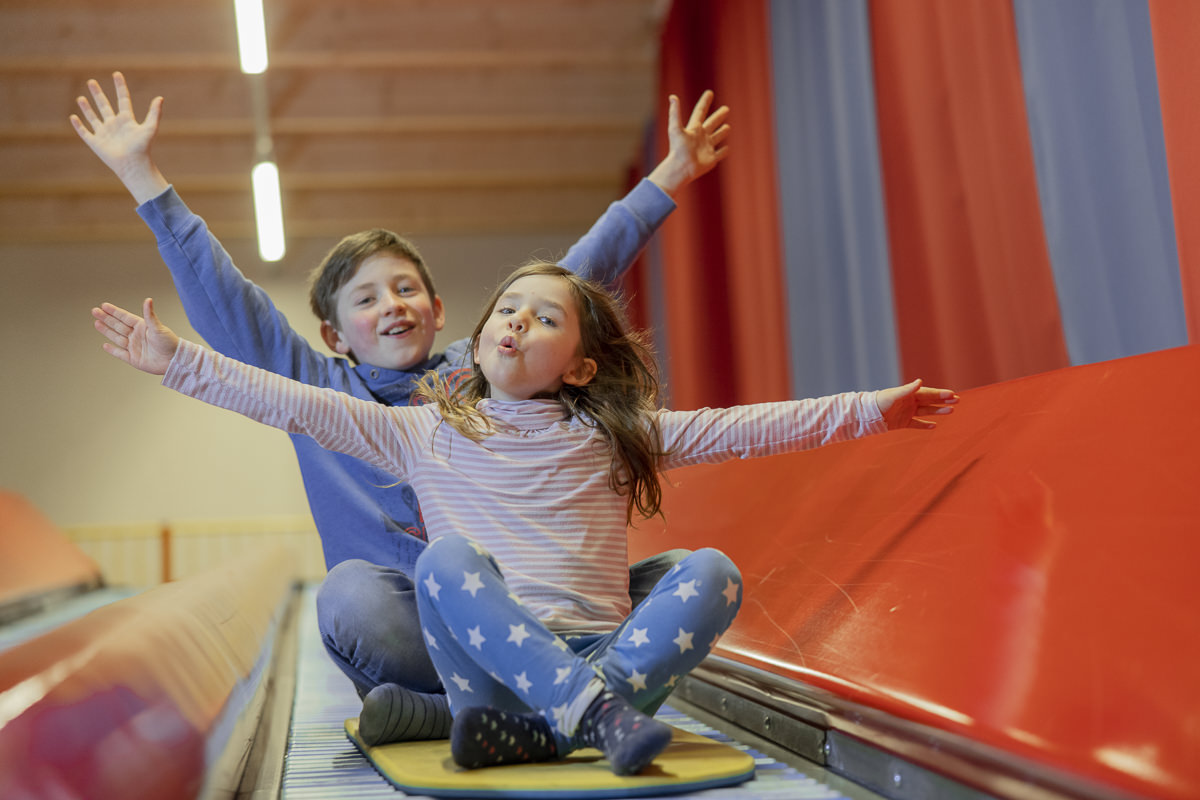 Kinder spielen in der Indoor-Spielhalle eines Familienhotels | Foto: Hanna Witte