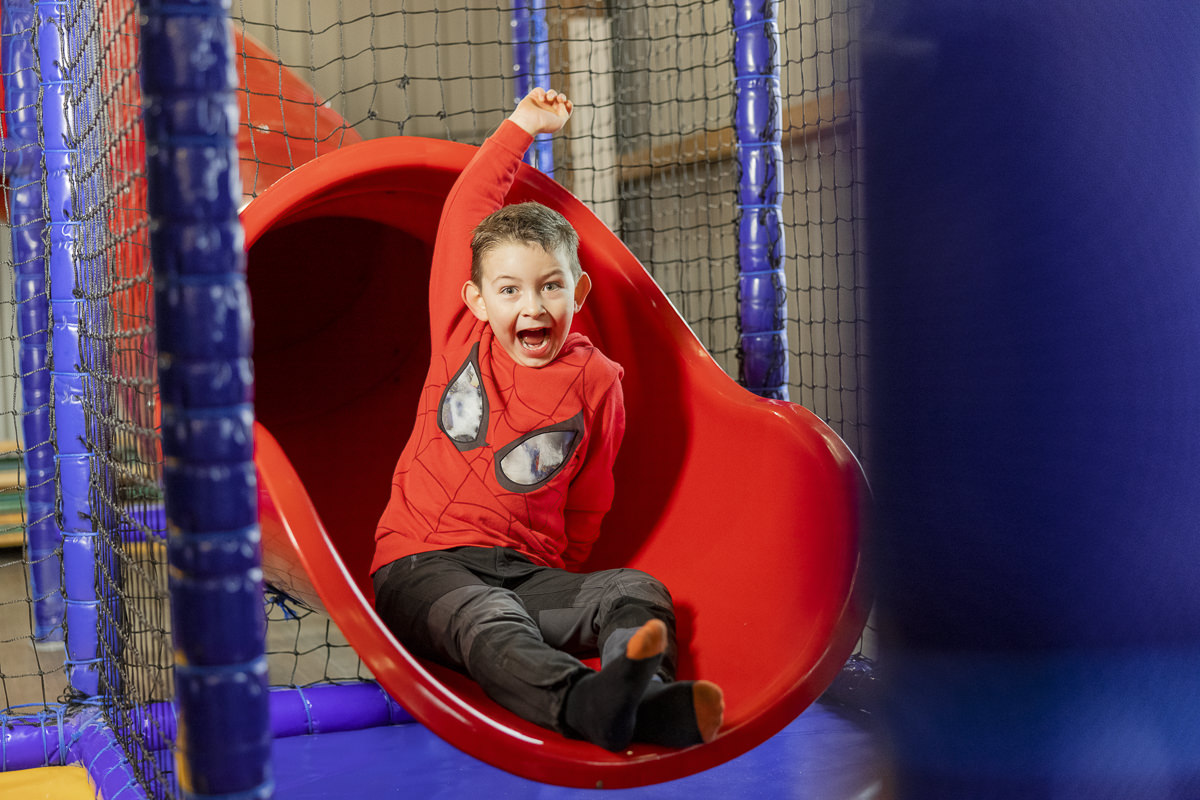 Ein Junge beim Indoor Spaß während eines Familienurlaubs in der Nebensaison | Foto: Hanna Witte