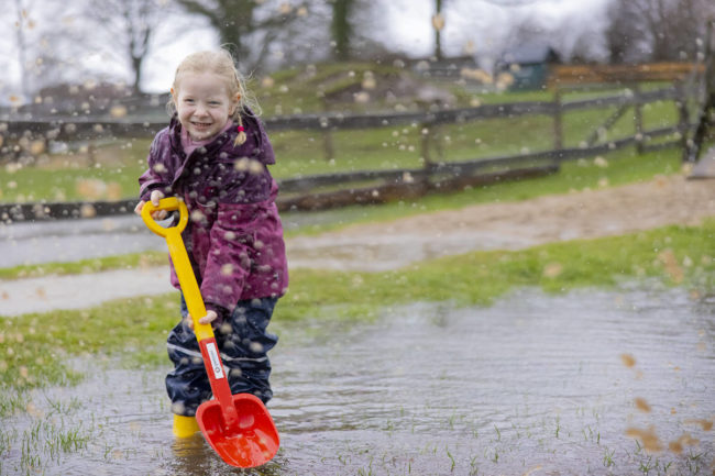 Familienurlaub bei schlechtem Wetter: Ein Mädchen spielt in einer Regenpfütze | Foto: Hanna Witte