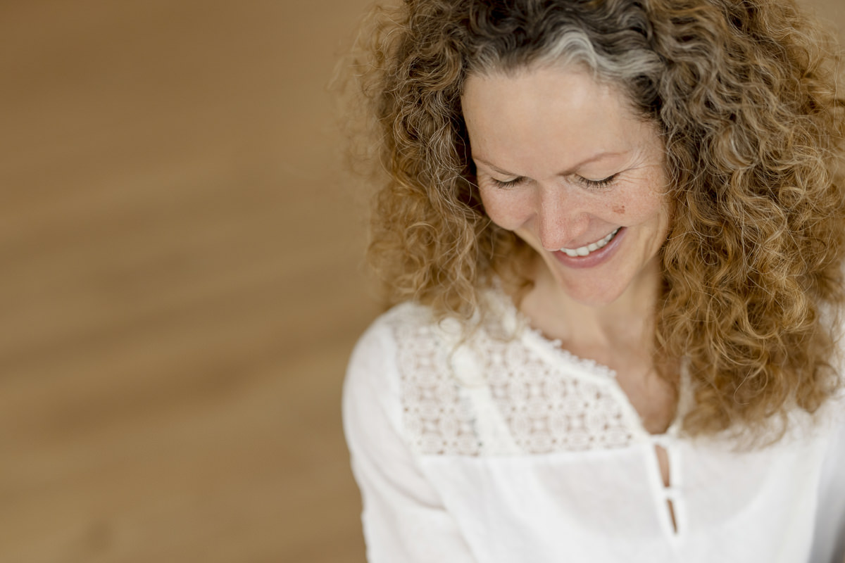 natürliches Portraitfoto von Yogalehrerin Andrea Zettl für ihre neue Internetseite | Foto: Hanna Witte