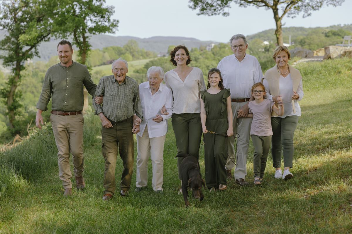 Portraitfoto der 4-Generationen-Familie und Inhaber des Ferienhofs Hardthöhe | Foto: Hanna Witte