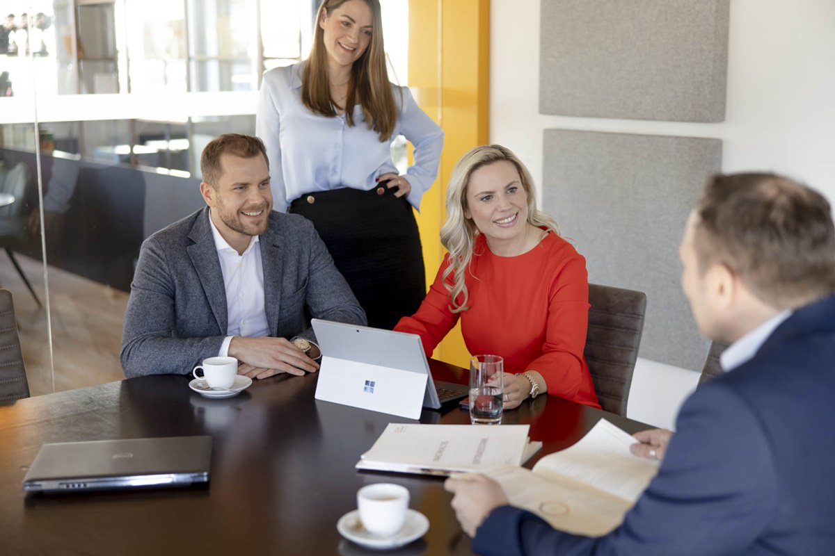 Mitarbeiterfoto einer Besprechung für den Geschäftsbericht der Hahn-Immobilien-Beteiligungs AG | Foto: Hanna Witte