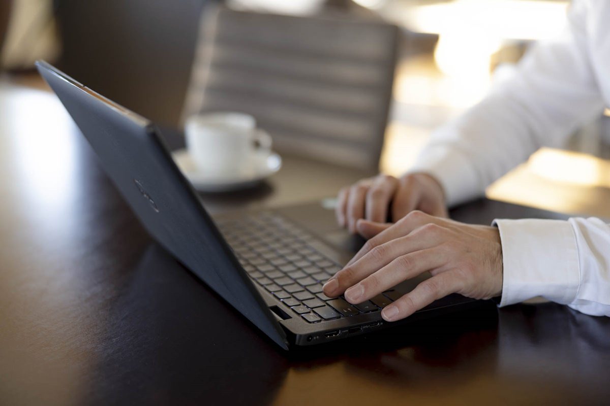 Geschäftsbericht Foto eines Mitarbeiters bei der Arbeit am Laptop | Foto: Hanna Witte