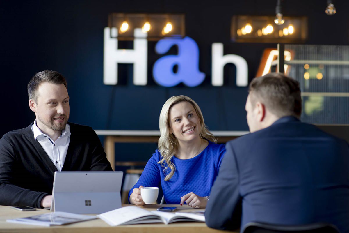Gespräch zwischen Mitarbeitern fotografiert für den Geschäftsbericht der Firma | Bild: Hanna Witte