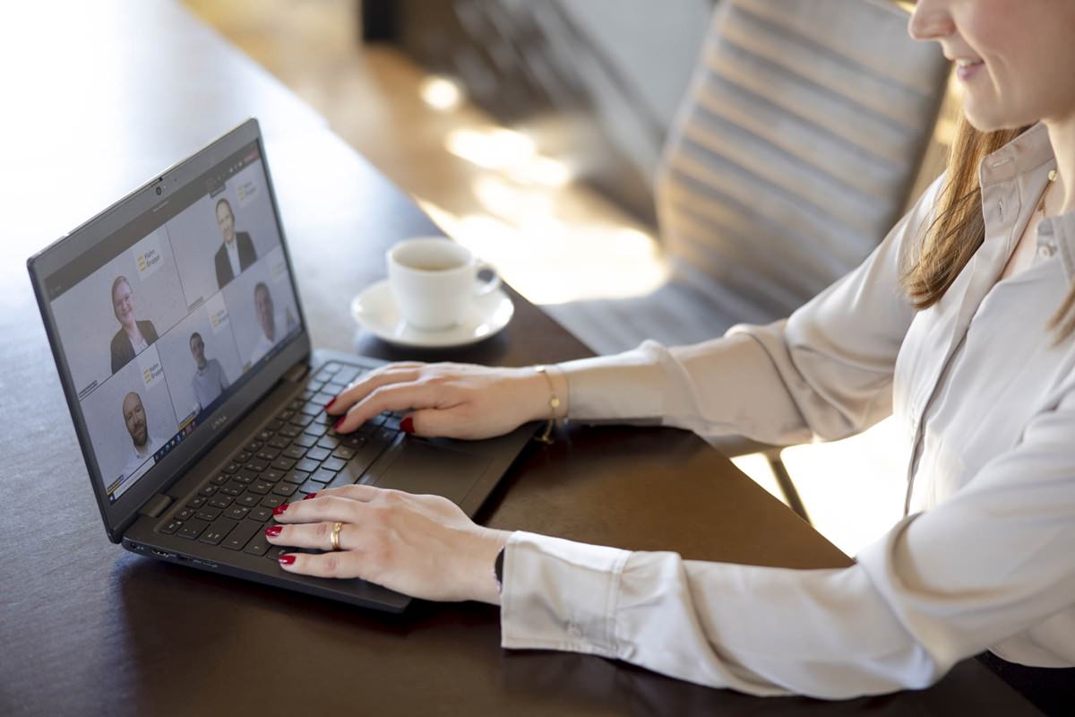 eine Mitarbeiterin der Hahn AG arbeitet an ihrem Laptop | Foto: Hanna Witte