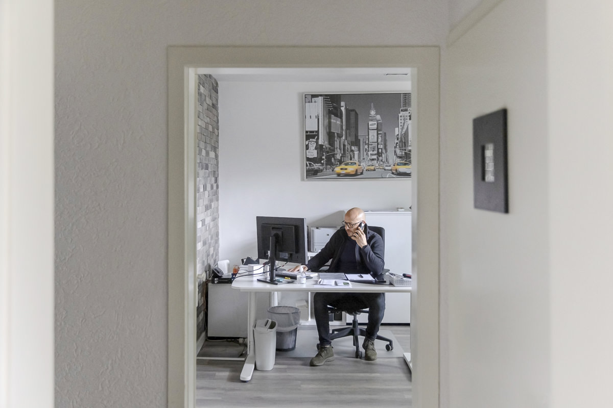ein Mitarbeiter der Aachener Siedlungs- und Wohnungsgesellschaft in seinem Büro in Köln | Foto: Hanna Witte