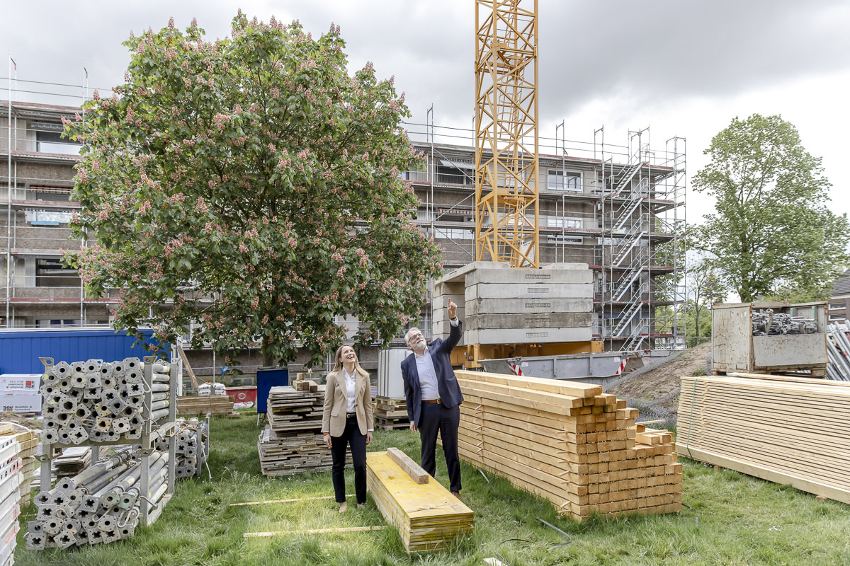 Mitarbeiter der Aachener Siedlungs- und Wohnungsgesellschaft in Köln begutachten ein Bauprojekt in Köln | Foto: Hanna Witte