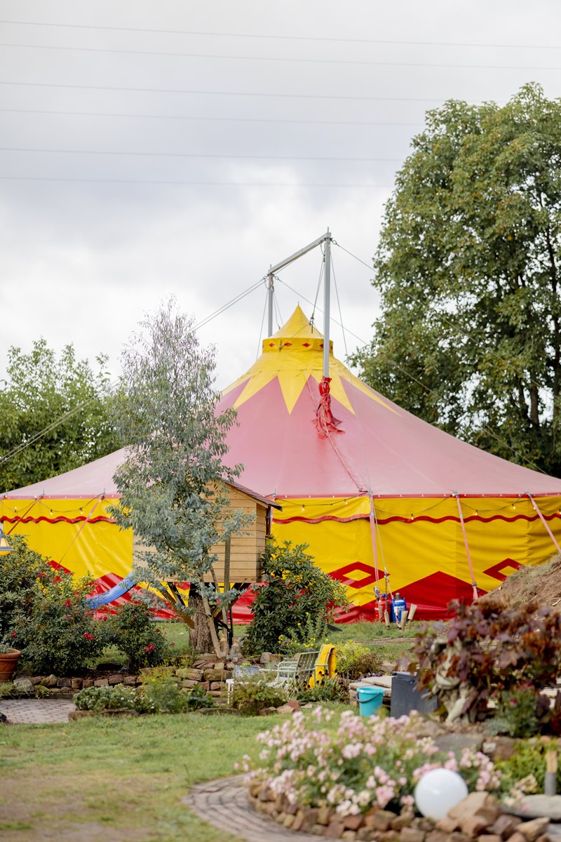 buntes Zelt auf dem Ayurveda Festival | Foto: Hanna Witte