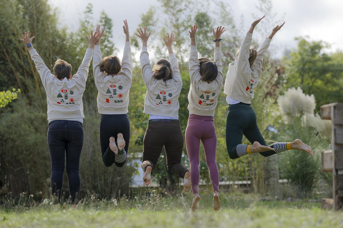 die Organisatorinnen des Ayurveda Festivals springen in die Luft | Foto: Hanna Witte
