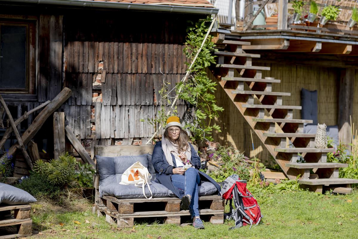 eine Festival Teilnehmerin entspannt sich in der Sonne | Foto: Hanna Witte