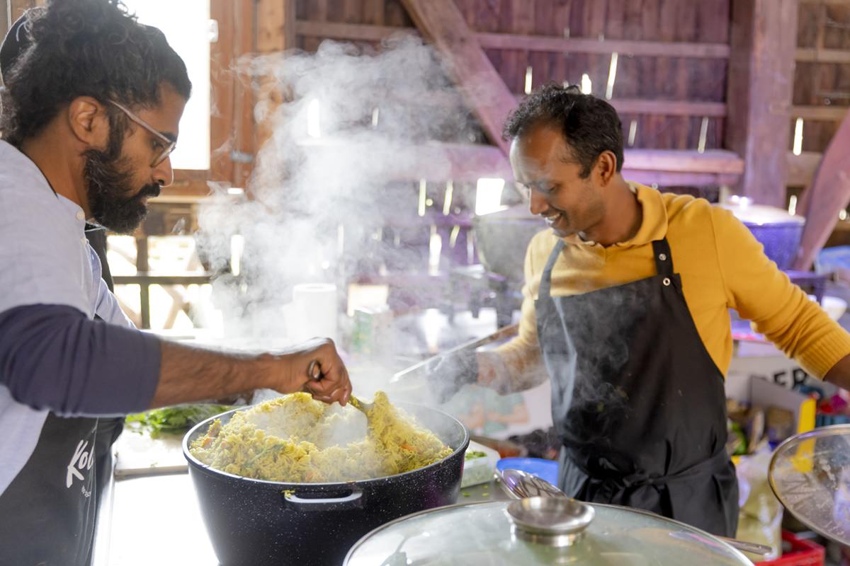 2 Köche kochen ayurvedische Speisen | Foto: Hanna Witte