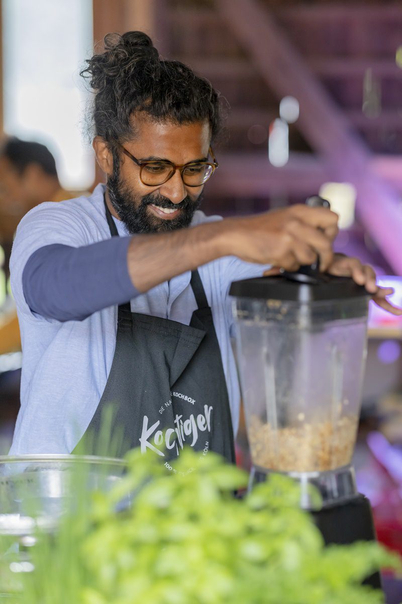 ein Koch bereitet auf dem Bazar Essen zu | Foto: Hanna Witte