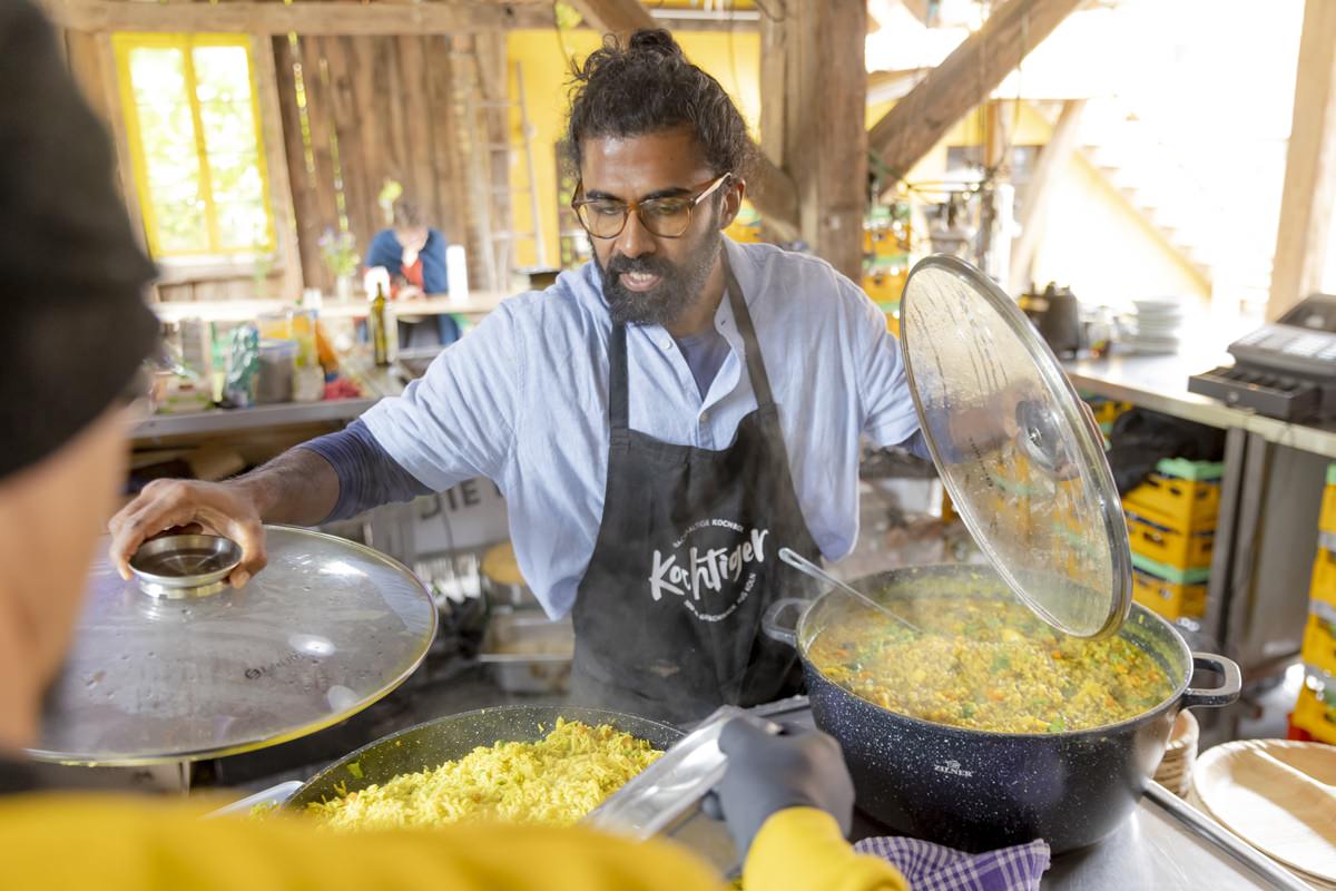 ein Koch bereitet ayurvedisches Essen zu | Foto: Hanna Witte