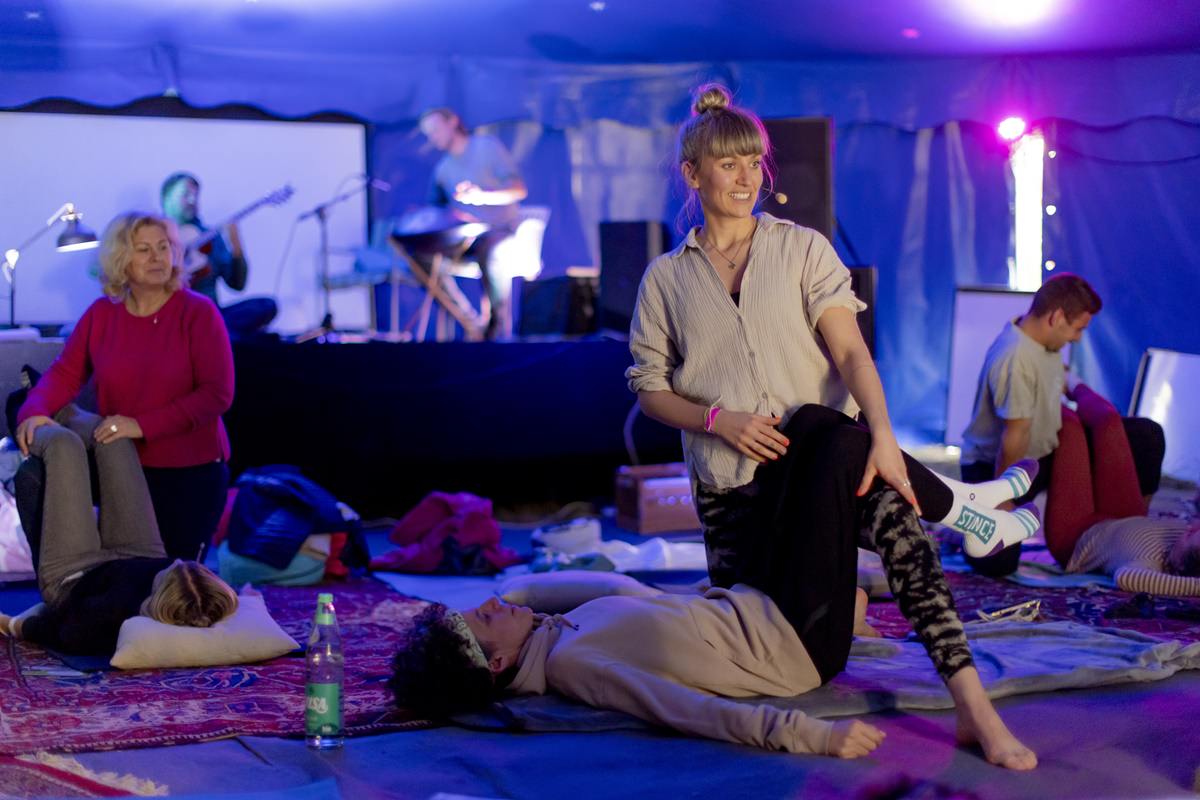 Yoga Dehnübung bei einem Workshop des Ayurveda Festivals | Foto: Hanna Witte