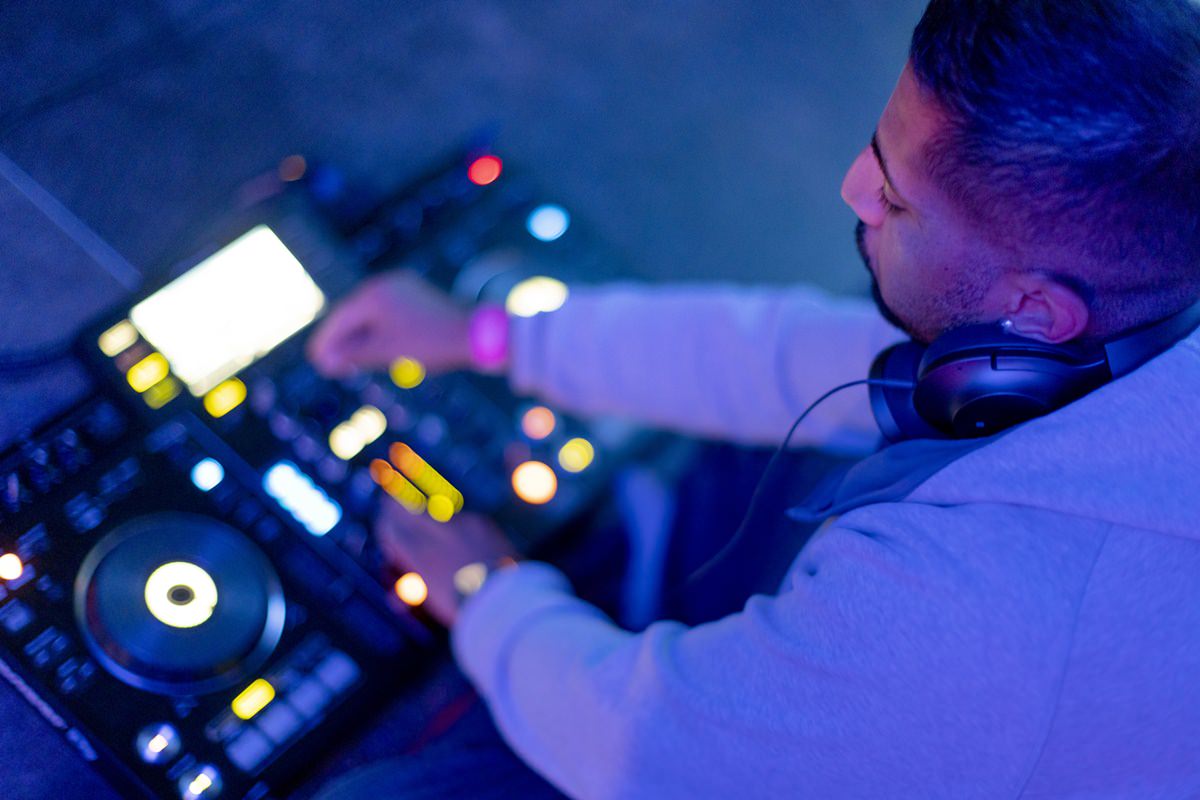 ein DJ vom Ayurveda Festival am Mischpult | Foto: Hanna Witte