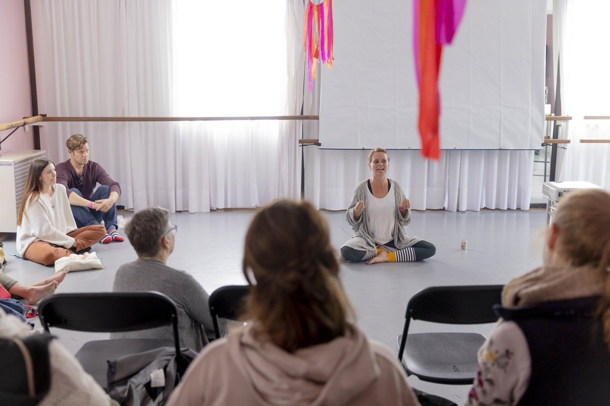 Dr. Nadine Webering bei ihrem Vortrag auf dem Ayurveda Festival | Foto: Hanna Witte