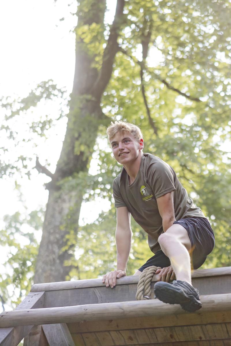 ein Arboretum Mitarbeiter ist an der Spitze eines Hindernisses angekommen | Foto: Hanna Witte