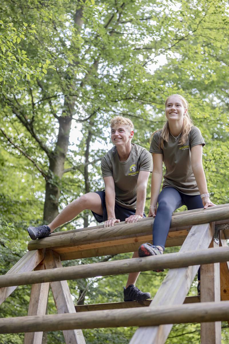 Arboretum Mitarbeiter überwinden ein Kletterhindernis im Naturparcours | Foto: Hanna Witte