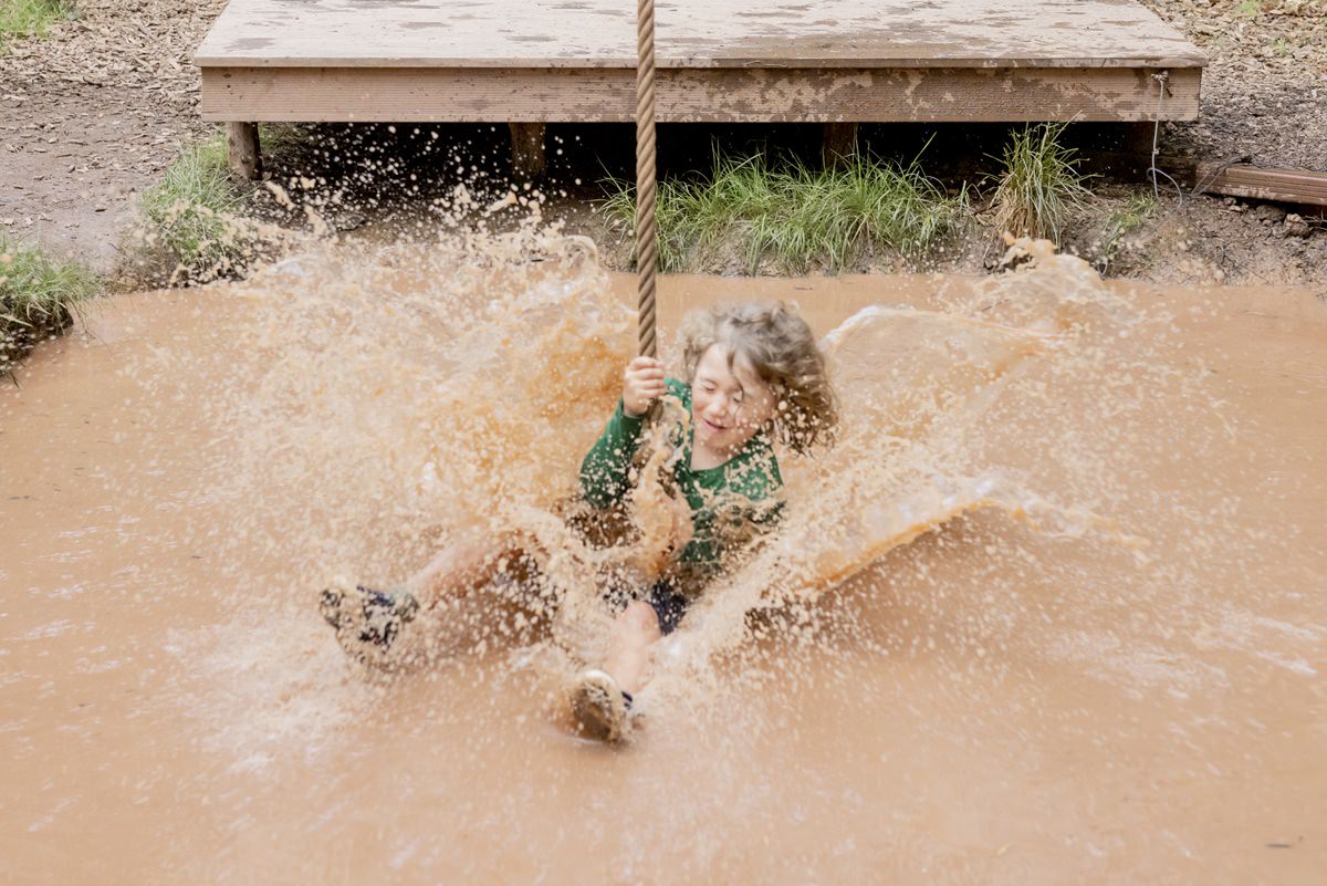 ein Junge landet an einem Schwingseil im Wasserloch des Arboretum Hindernisparcours | Foto: Hanna Witte