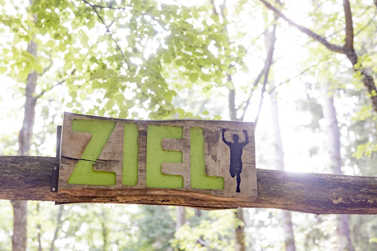 Holzschild für den Ziel Einlauf im Arboretum Naturparcours | Foto: Hanna Witte