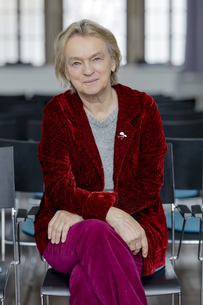 Portraitfoto von Literaturkritikerin und Autorin Elke Heidenreich, die auf einem Stuhl sitzt | Foto: Hanna Witte