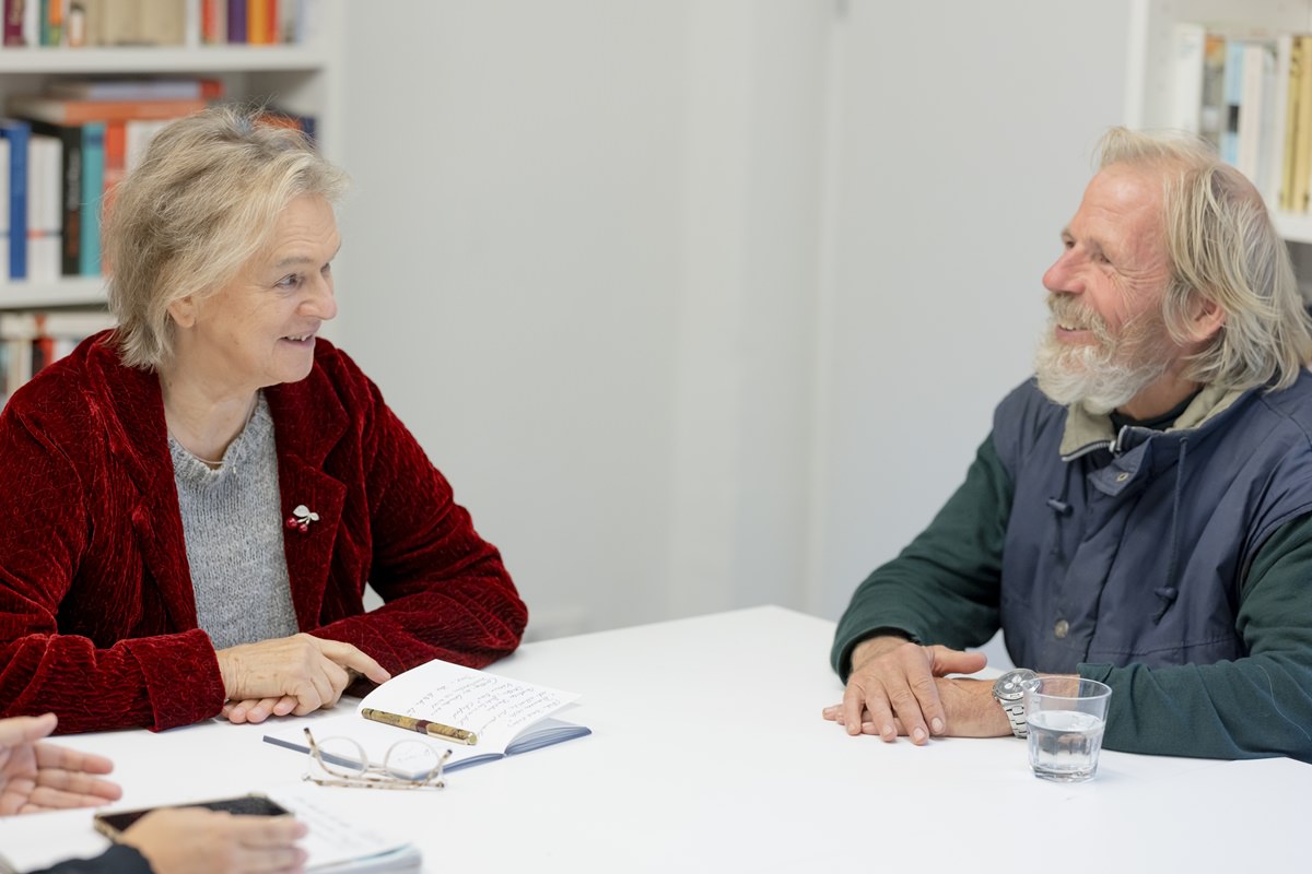 Elke Heidenreich im Gespräch mit Stranßenzeitungsverkäufer Lothar Schmieding | Foto: Hanna Witte