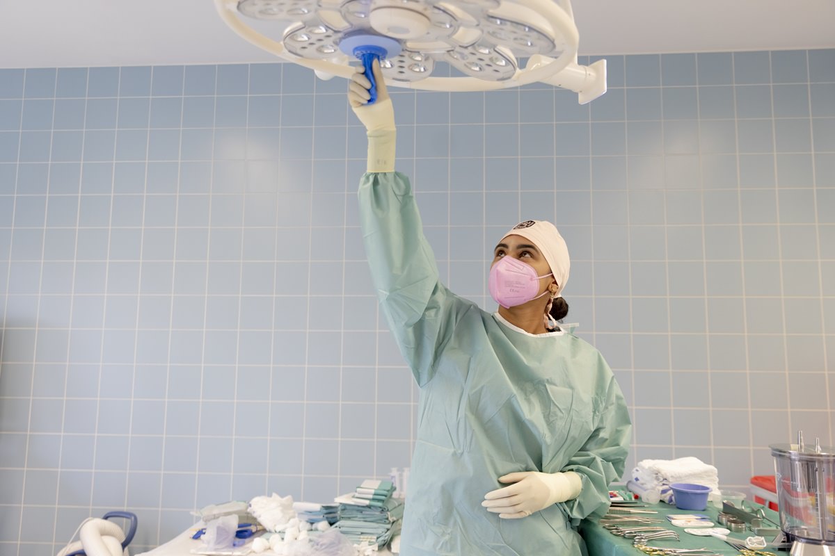 eine OP-Schwester stellt das Licht für eine Operation ein | Foto: Hanna Witte
