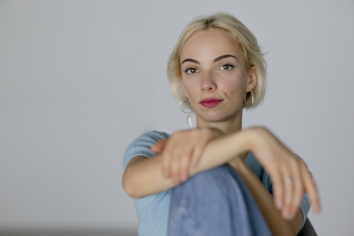 Portraitfoto einer Schauspielerin vor neutralem Hintergrund | Foto: Hanna Witte