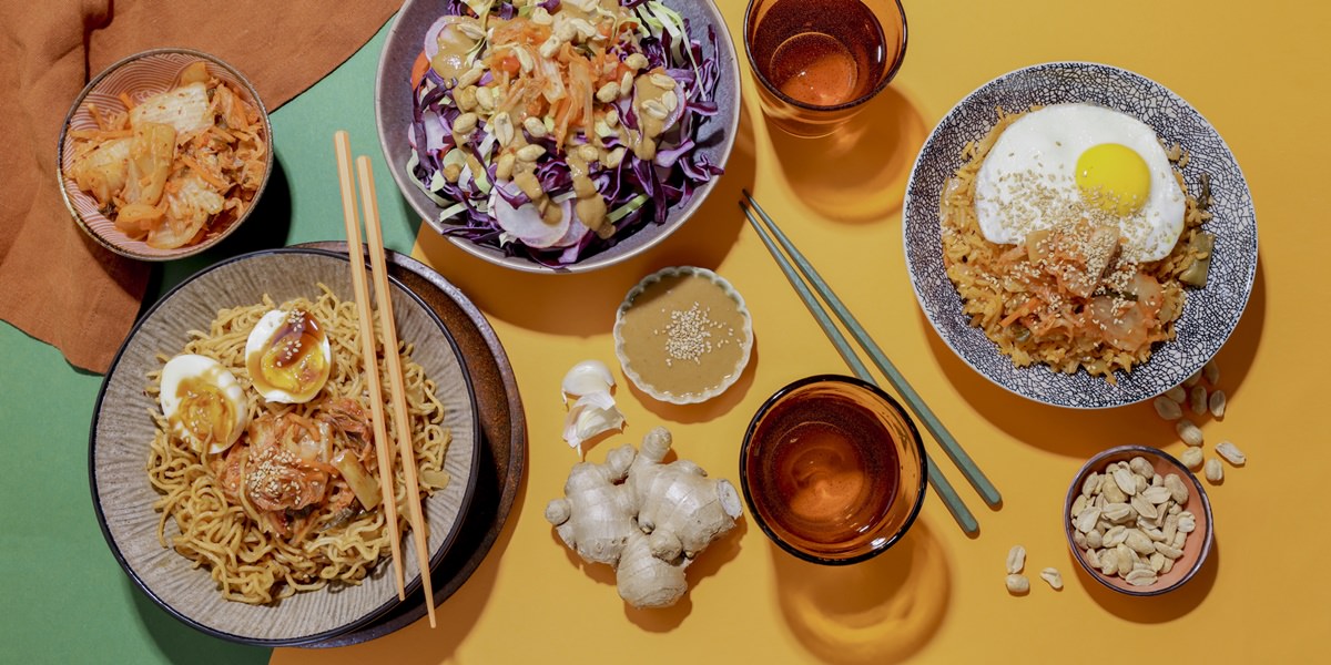 vier Teller mit unterschiedlichen asiatischen Speisen und Stäbchen, geliefert von EatHappy | Foto: Hanna Witte
