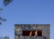Gäste eines Kuckuck Tiny House halten ihre Füße aus einem Fenster | Foto: Hanna Witte