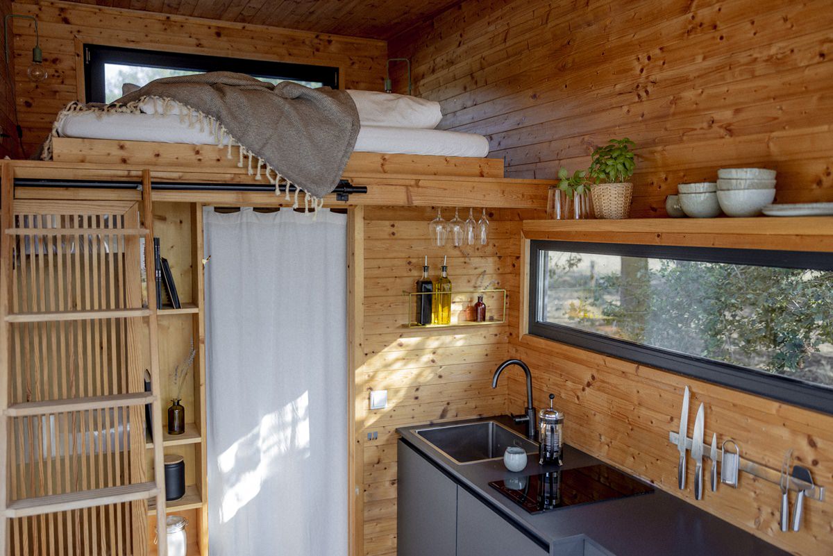 Innenansicht eines Kuckuck Tiny House mit Küche und Schlafbereich | Foto: Hanna Witte
