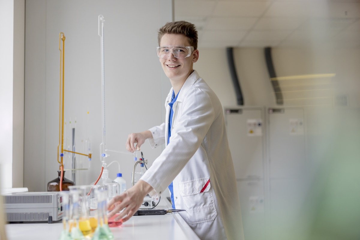 ein Voss Auszubildender arbeitet im Chemie Labor | Foto: Hanna Witte