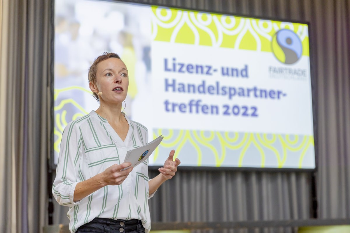 eine Sprecherin auf der Bühne beim Lizenz- und Handelspartnertreffen 2022 von Fairtrade Deutschland | Foto: Hanna Witte