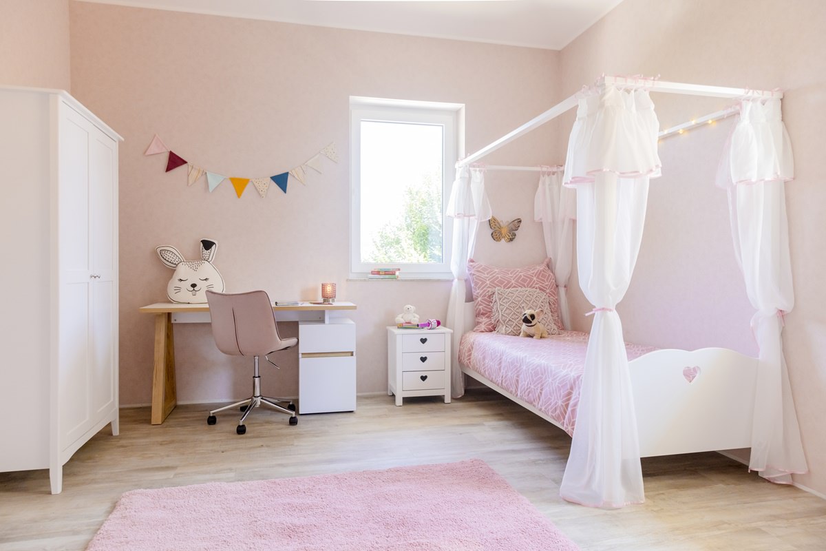 Mädchen Kinderzimmer in rosa und weiß, mit Himmelbett, Schreibtisch und Kleiderschrank | Foto: Hanna Witte