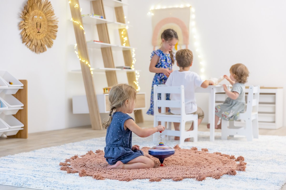 vier Kinder spielen in einem neu mit hellen Möbeln eingerichteten Kinderzimmer | Foto: Hanna Witte