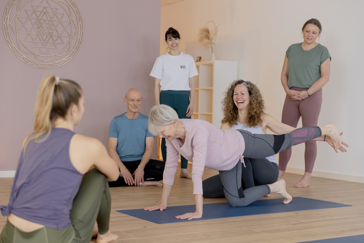 Yoga Coach Andrea Zettl zeigt Kursteilnehmern eine Yoga Übung | Foto: Hanna Witte