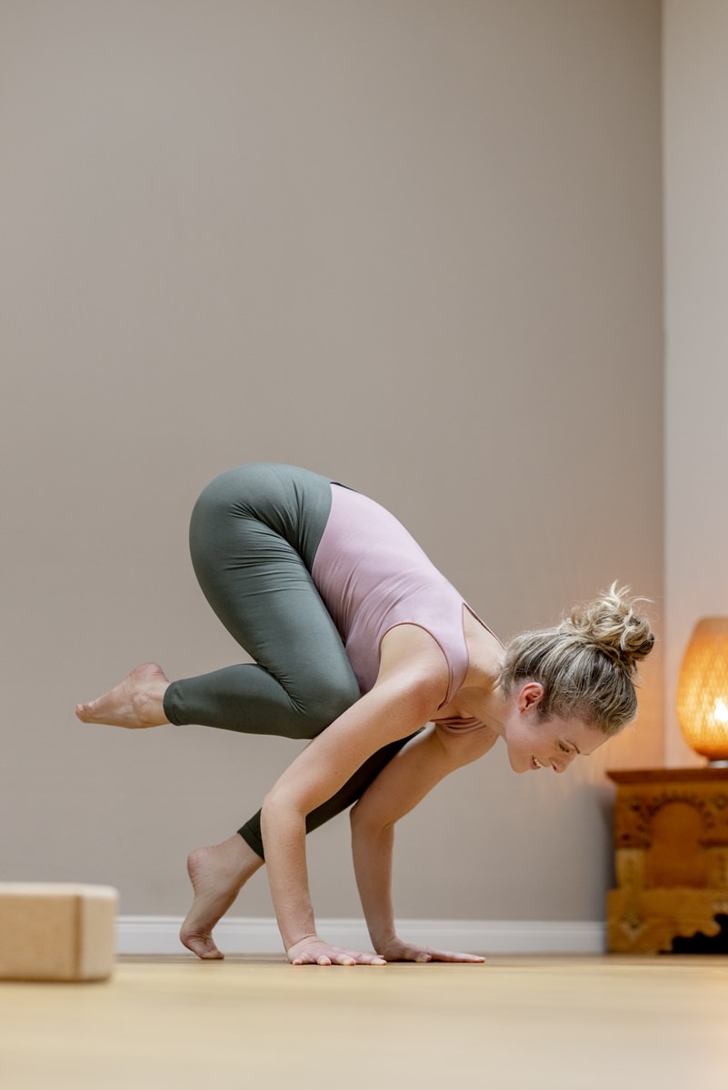 Yoga Lehrerin Alexandra Harfield setzt zu einer Yoga Pose an | Foto: Hanna Witte