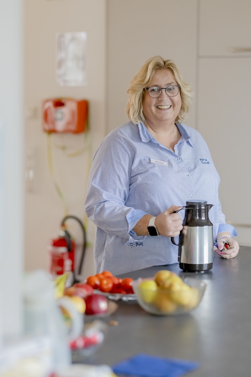 die Betreuerin einer Demenz-WG holt eine Kanne Kaffee für die Bewohner | Foto: Hanna Witte