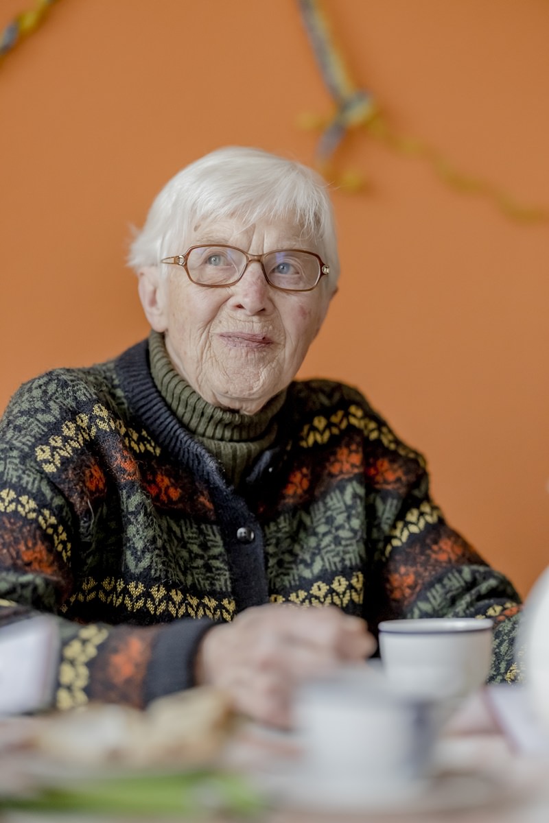 die Bewohnerin einer Demenz-WG am Kaffeetisch | Foto: Hanna Witte