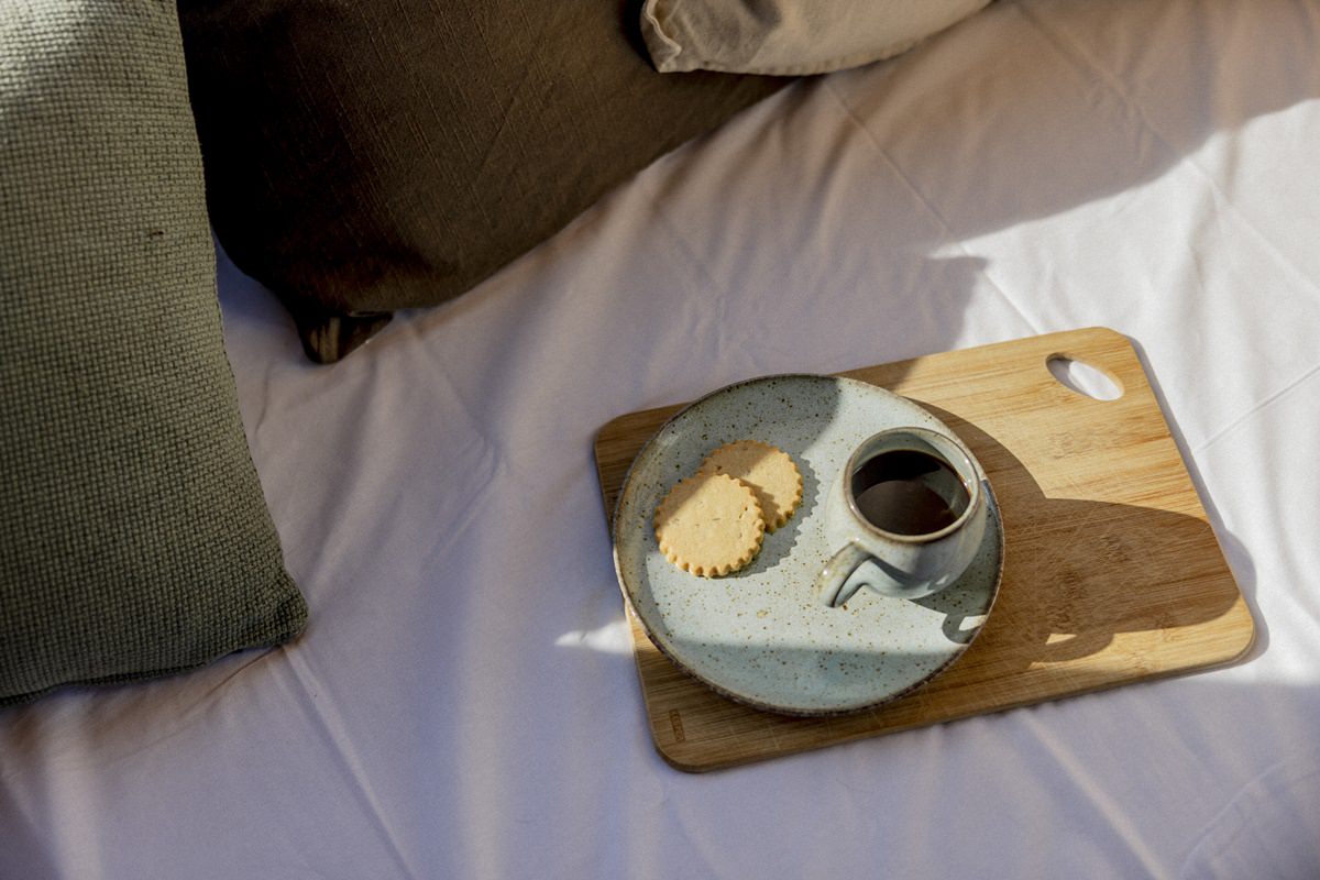 Tablett mit Kaffee und Keksen im Kuckuck Tiny House | Foto: Hanna Witte