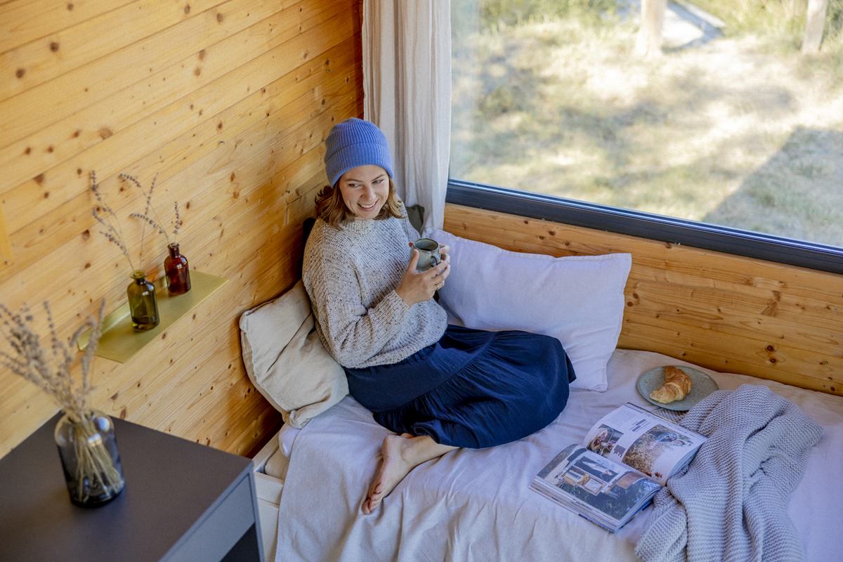 eine Frau entspannt beim Urlaub im Kuckuck Tiny House | Foto: Hanna Witte