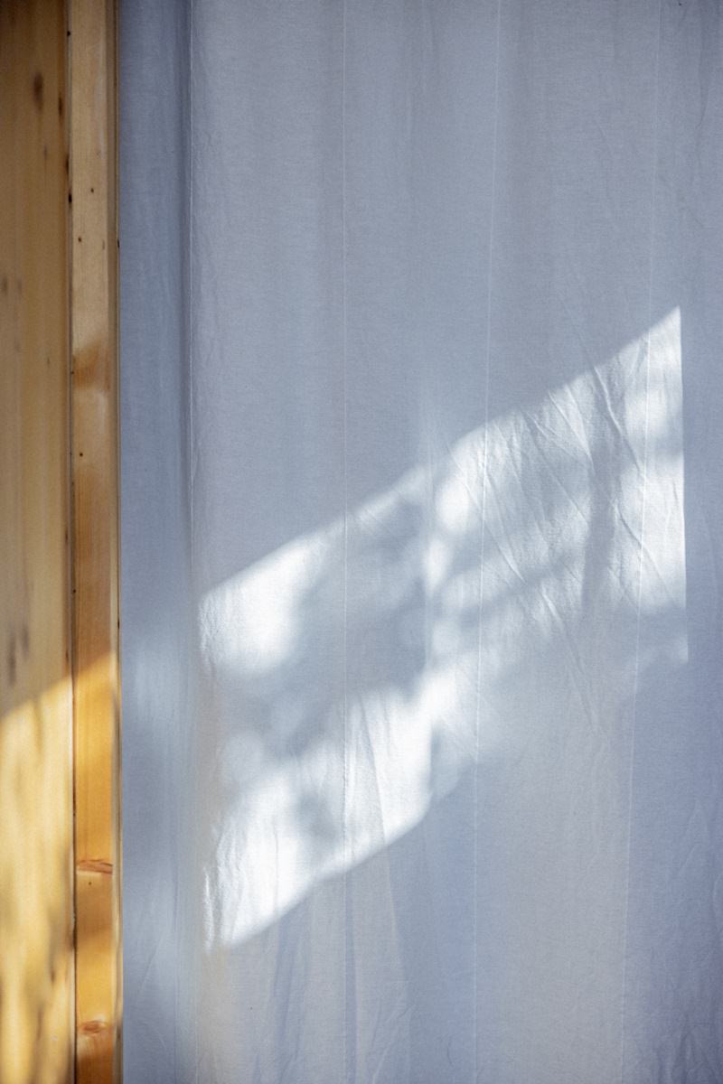 ein zugezogener Trennvorhang im Kuckuck Tiny House | Foto: Hanna Witte