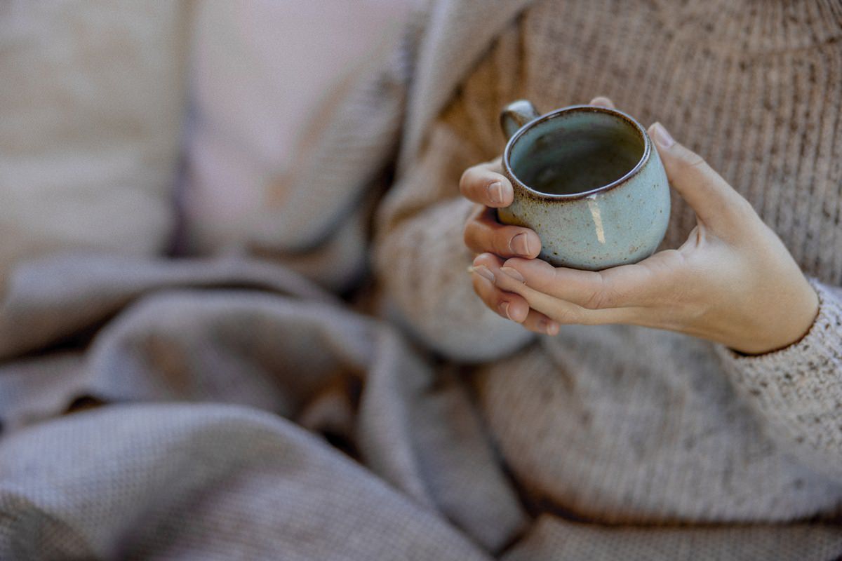eine Frau hält im Kuckuck Tiny House eine Kaffeetasse in der Hand | Foto: Hanna Witte