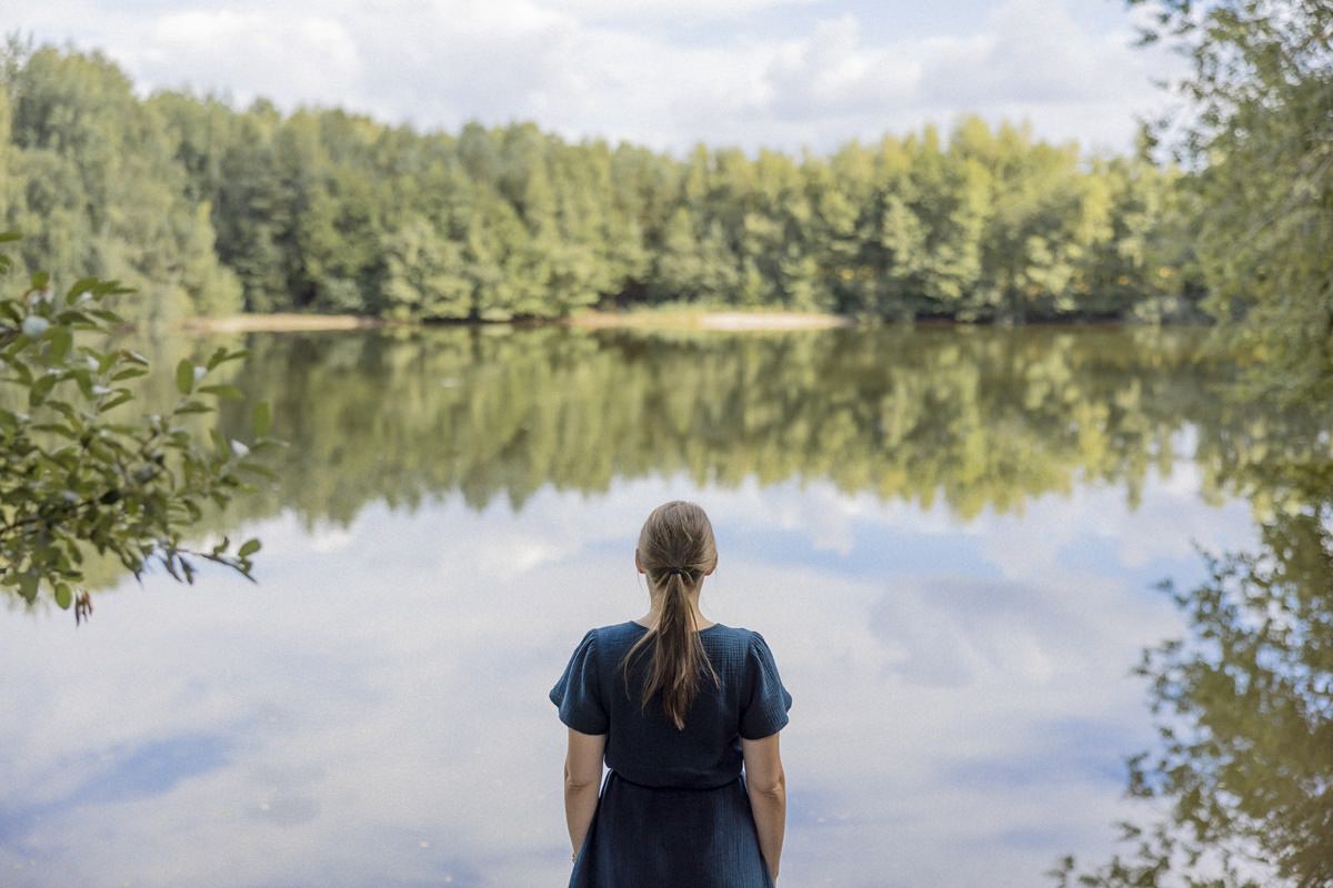eine Frau steht an einem See im Münsterland | Foto: Hanna Witte