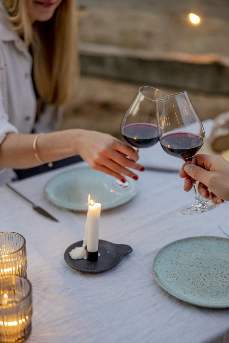 Gäste des Kuckuck Tiny House stoßen mit Wein an | Foto: Hanna Witte