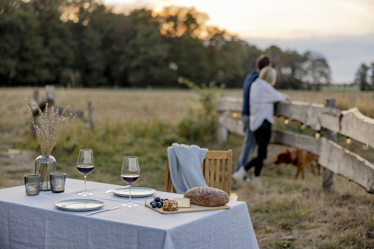 Outdoor Bereich mit Tisch beim Kuckuck Tiny House im Münsterland | Foto: Hanna Witte