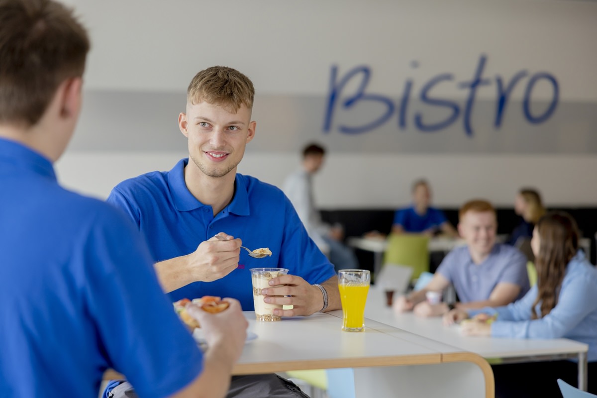 Mitarbeiter und Azubis beim gesunden Frühstück im Firmen Bistro von Voss | Foto: Hanna Witte