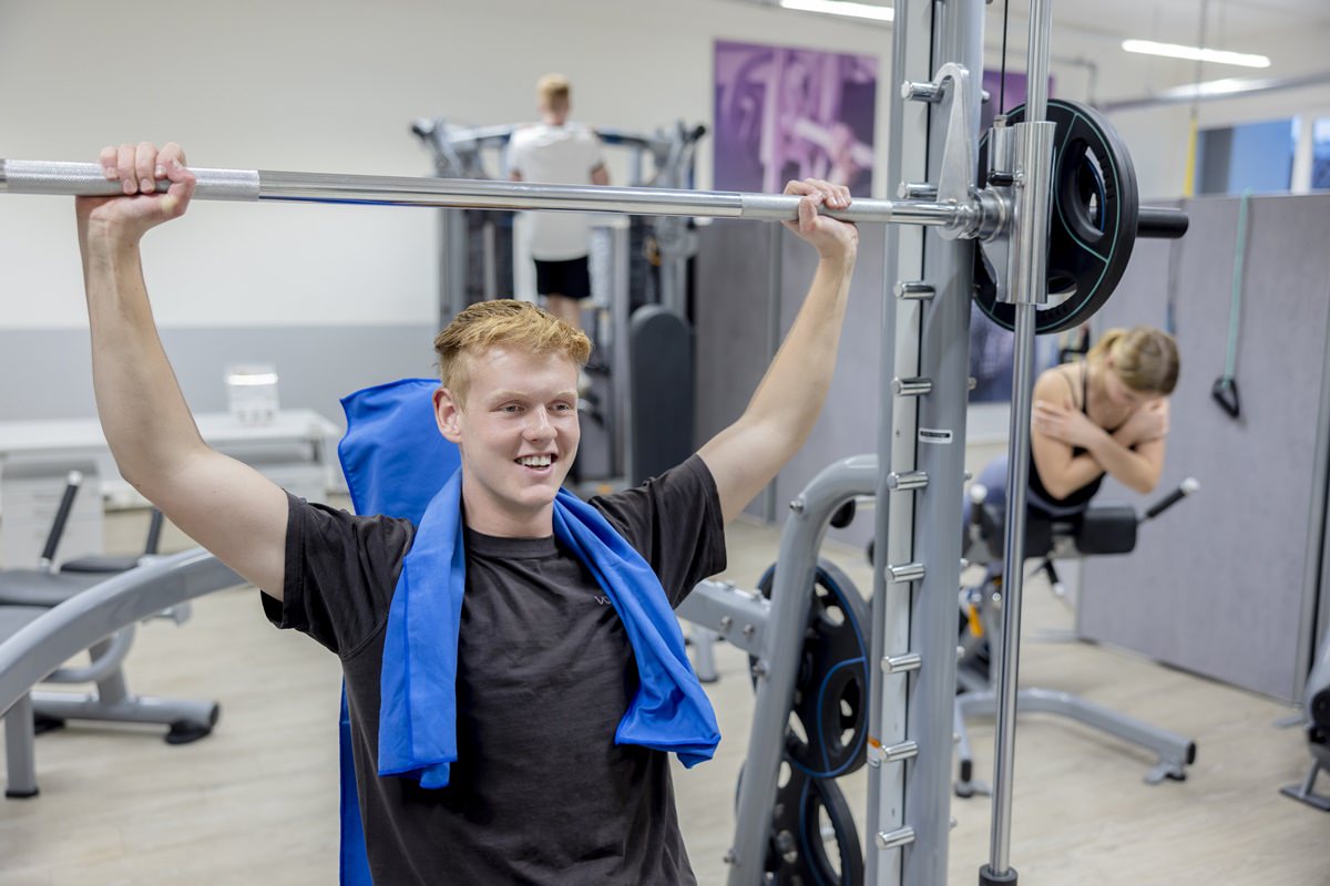 Mitarbeiter und Azubis trainieren im hauseigenen Fitnessstudio ihres Arbeitgebers Voss | Foto: Hanna Witte