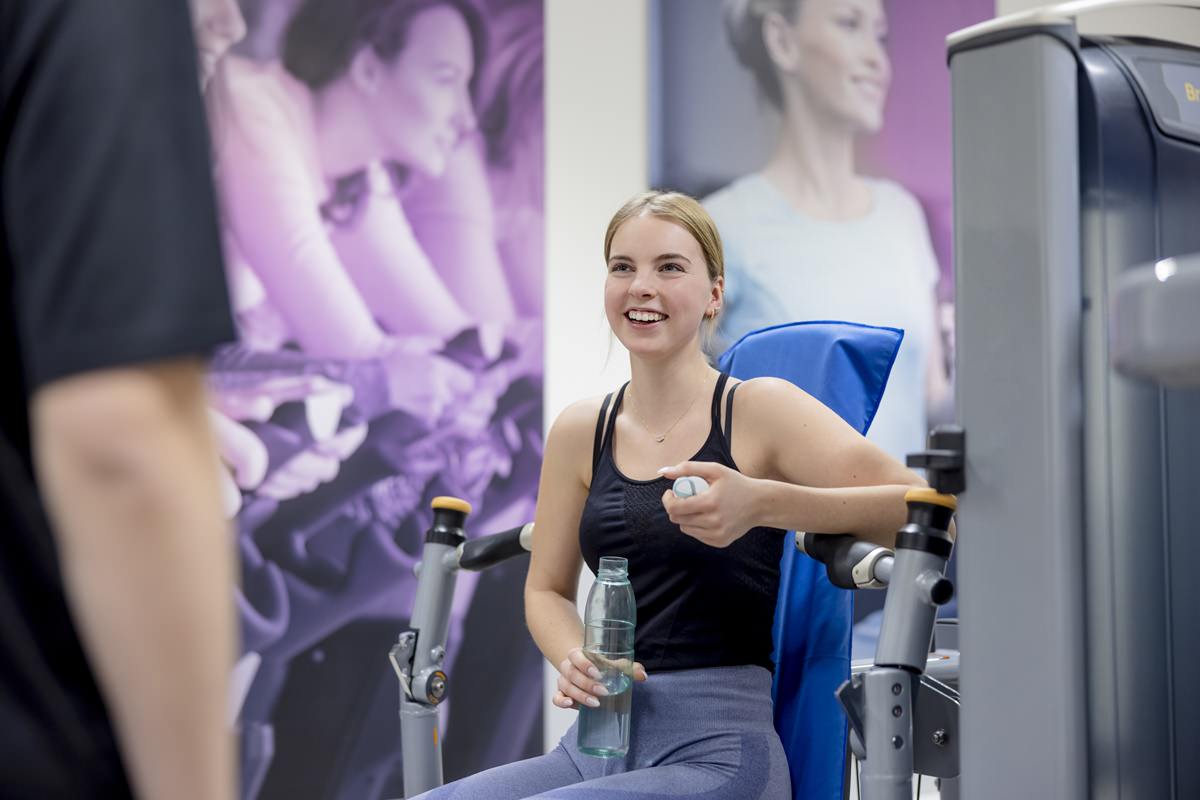 eine Auszubildene trainiert im Fitnessstudio der Voss Gruppe | Foto: Hanna Witte